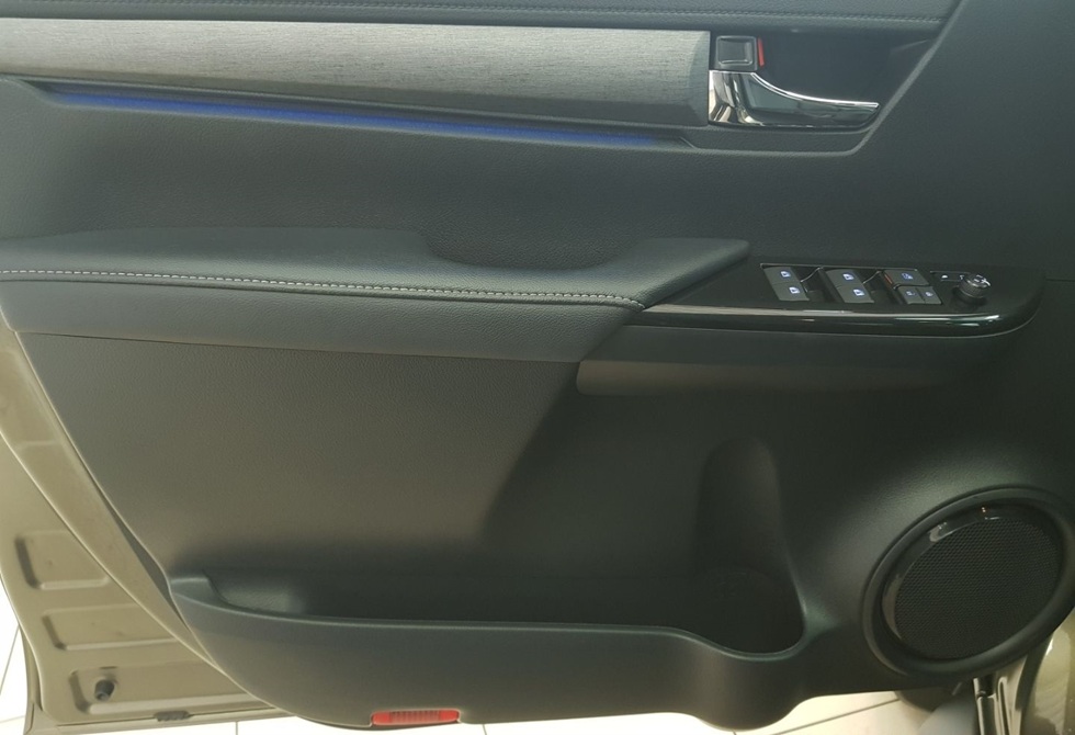 2022 Toyota Hilux Double Cab Invincible 4x4 2.8 JBL Leder - Image 9