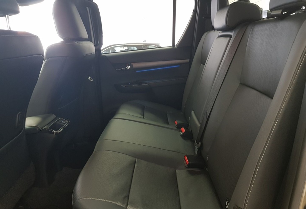 2022 Toyota Hilux Double Cab Invincible 4x4 2.8 JBL Leder - Image 8