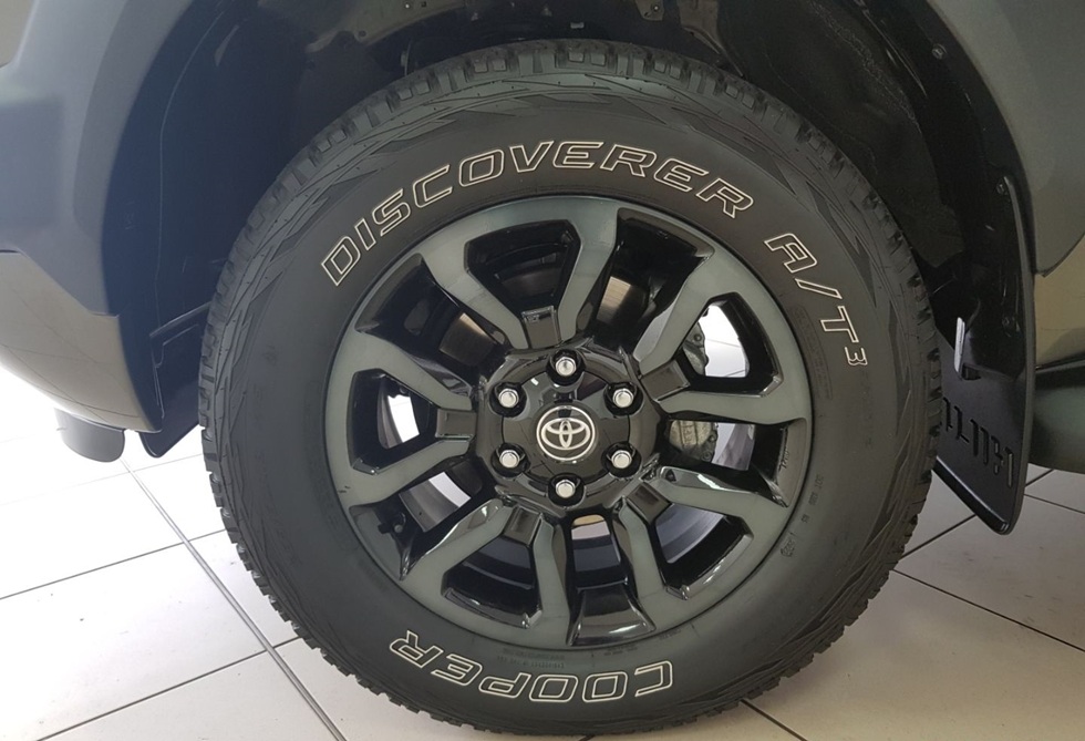 2022 Toyota Hilux Double Cab Invincible 4x4 2.8 JBL Leder - Image 10